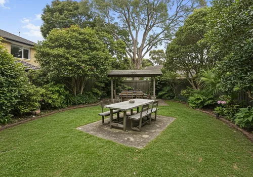 Well-maintained backyard in Herndon VA after mosquito treatment